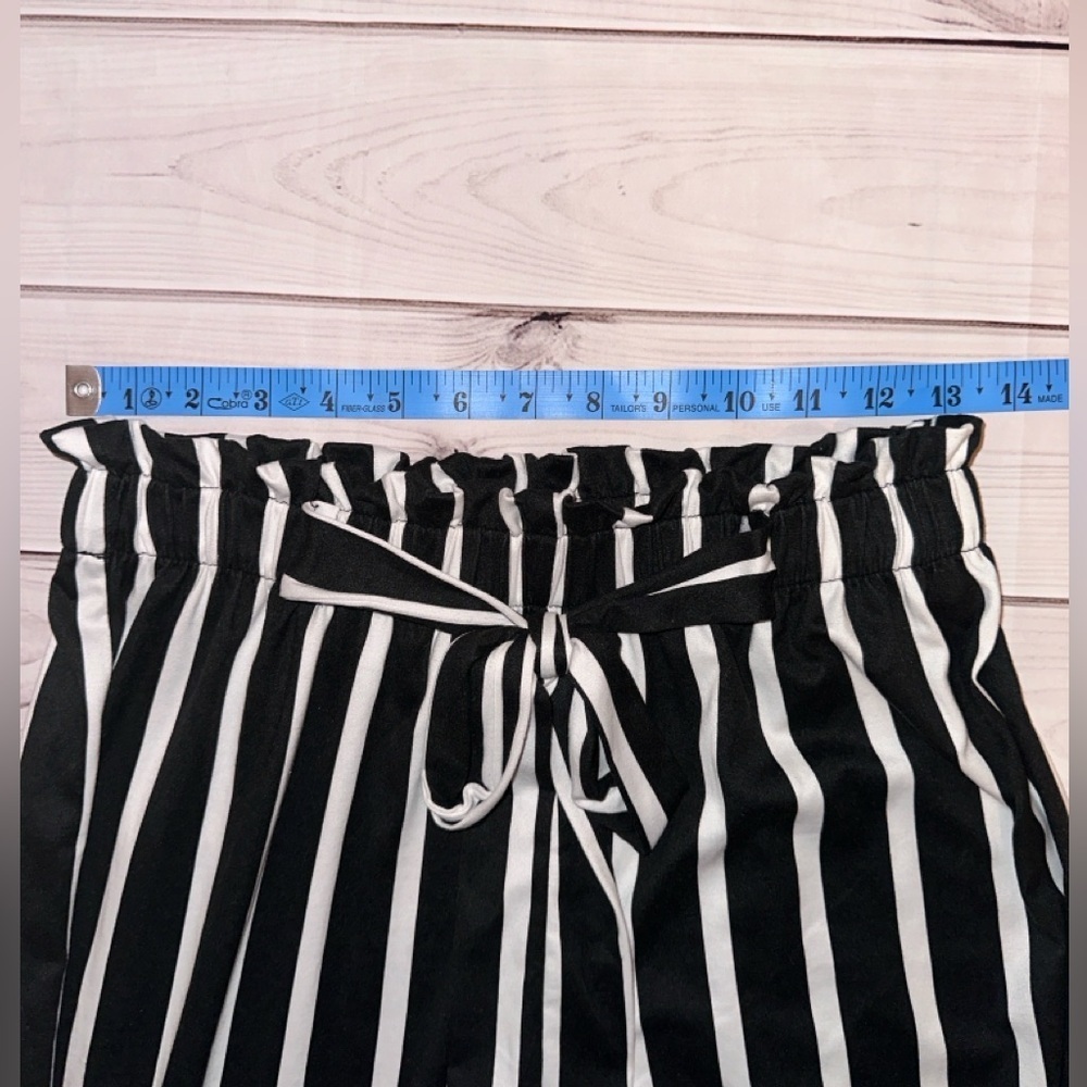 LA Gypsy Black and White Striped Women's Pants Size Medium
Summer Wide Leg 🔥🔥🔥 - Picture 3 of 6